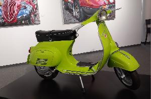 Hyperrealist Enrico Ghinato & Vespa aus historischer Sammlung